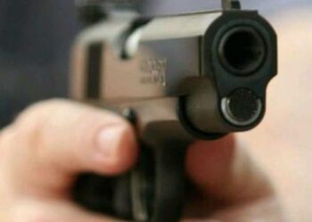Ao brincar com arma, adolescente mata irmão com tiro acidental, em Anápolis