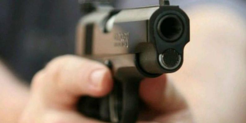 Ao brincar com arma, adolescente mata irmão com tiro acidental, em Anápolis