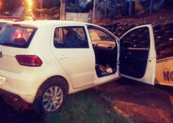 Após trancar vítimas em banheiro, dupla bate carro roubado em Goiânia