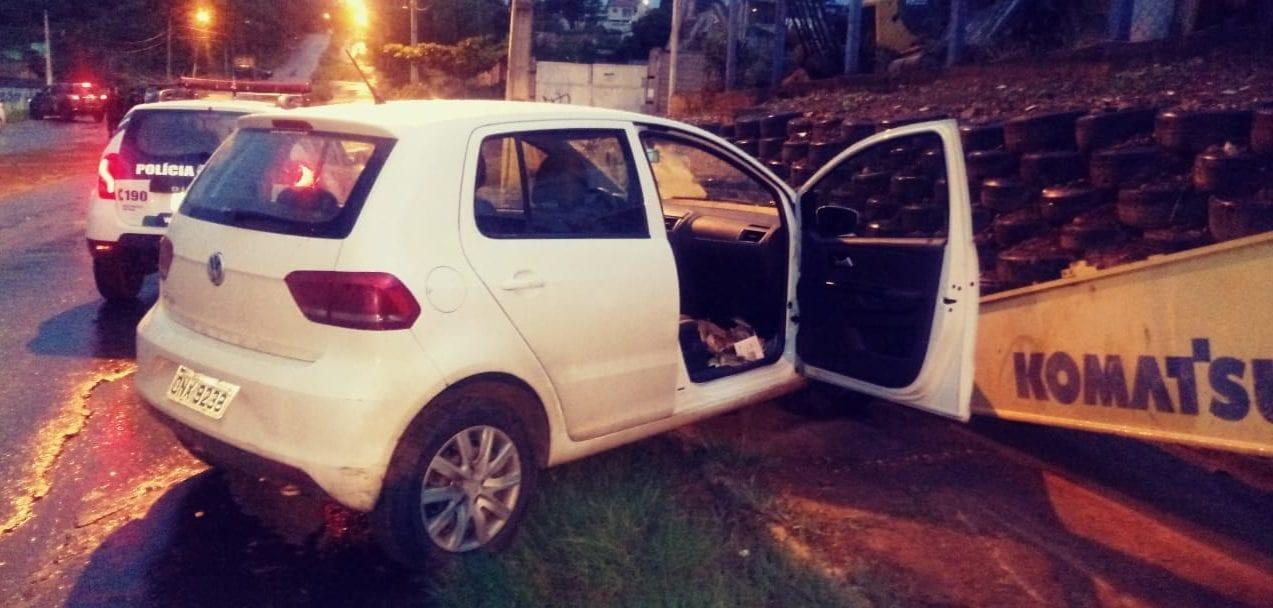 Após trancar vítimas em banheiro, dupla bate carro roubado em Goiânia