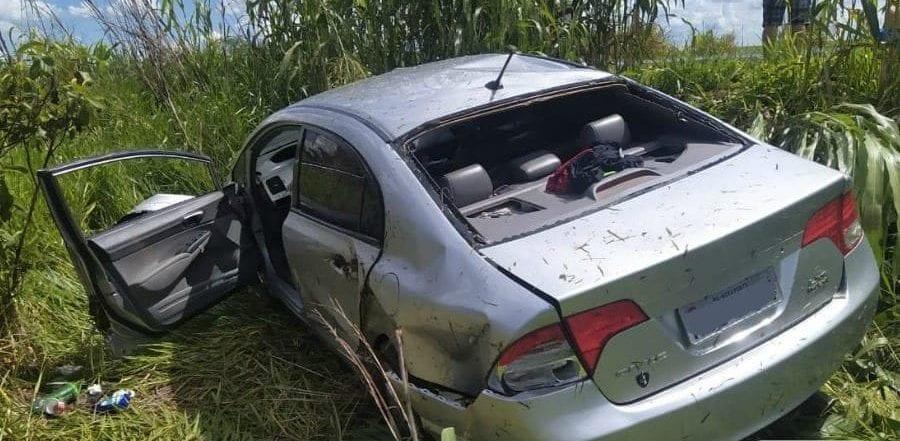 Avisados por caminhoneiro, PMs salvam mulher após carro capotar, em Goiás