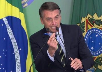 Bolsonaro assina decreto para proteger pessoas que denunciam casos de corrupção