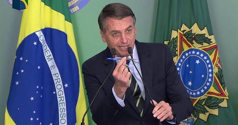 Bolsonaro assina decreto para proteger pessoas que denunciam casos de corrupção