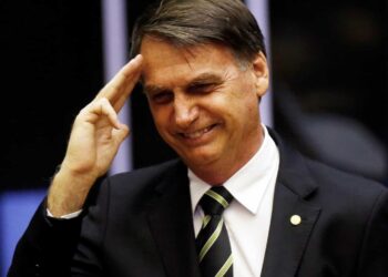 Bolsonaro diz que policial vai ser incluído no indulto natalino