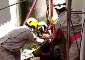Bombeiros resgatam criança que caiu dentro de cisterna, em Goiânia