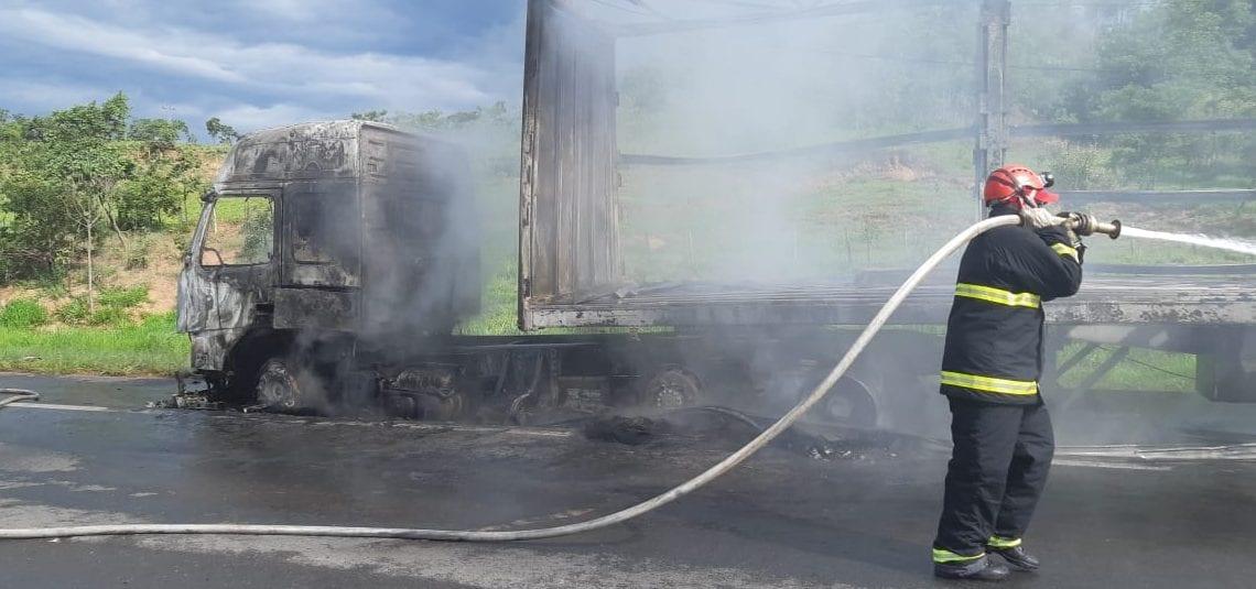 Caminhão pega fogo na BR-060, entre Anápolis e Alexânia