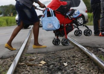 Com criança de colo, mulher furta produtos e esconde em carrinho de bebê, em Goiás