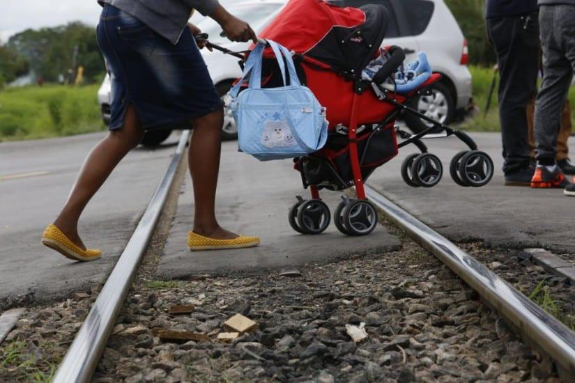 Com criança de colo, mulher furta produtos e esconde em carrinho de bebê, em Goiás