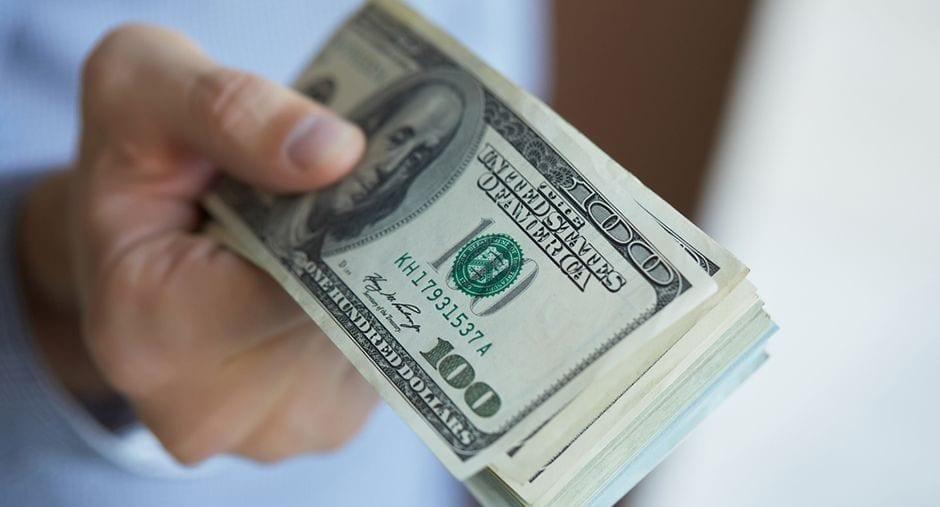 Dólar à vista abre em queda e vale menos de R$ 4,05 na volta do Natal