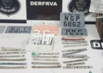 Dupla é presa em laboratório clandestino de placas veiculares, em Goiânia 