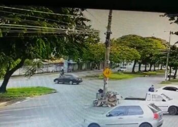 Em cruzamento, motociclista bate em carro e morre em Cais de Goiânia; Veja vídeo