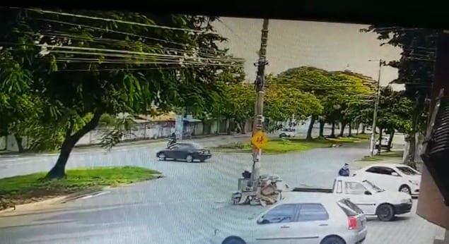 Em cruzamento, motociclista bate em carro e morre em Cais de Goiânia; Veja vídeo