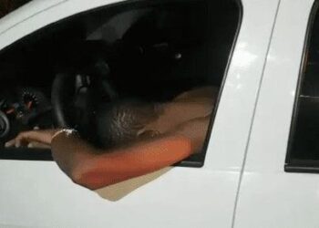 Embriagado, motorista dorme no carro após subir no meio fio e sair da pista, em Goiás