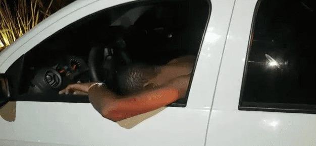 Embriagado, motorista dorme no carro após subir no meio fio e sair da pista, em Goiás