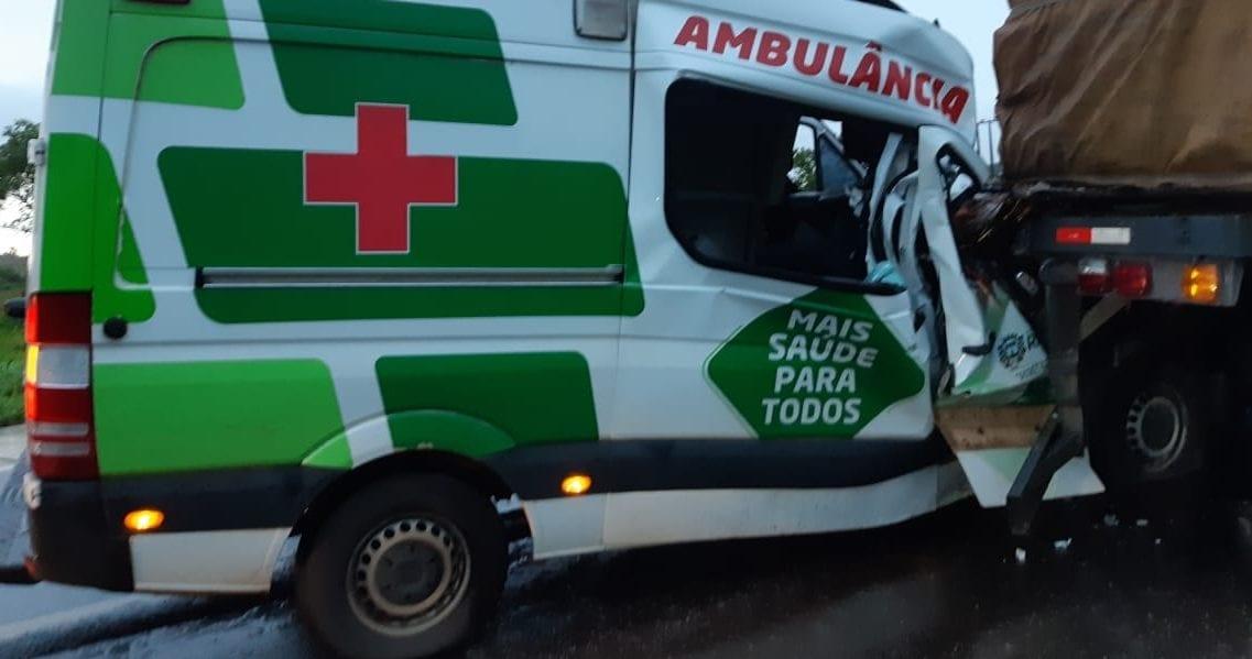 Enfermeira morre em acidente de ambulância, em Indiara