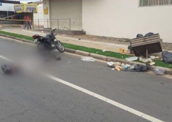 Forneiro bate moto em lixeira e morre a caminho do trabalho, em Goiânia