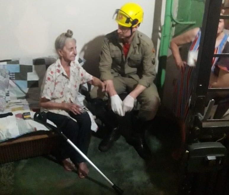 Idosa de 79 anos é resgatada após parte de casas desabarem, em Goiânia