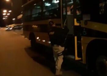 Idosos são flagrados voltando de baile em ônibus estudantil, em Rio Verde