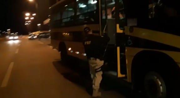 Idosos são flagrados voltando de baile em ônibus estudantil, em Rio Verde
