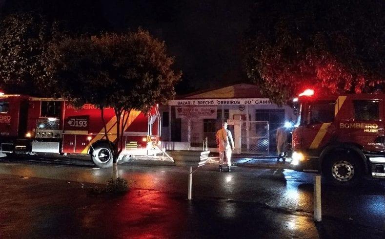 Incêndio em centro espírita mobiliza bombeiros, em Goiânia