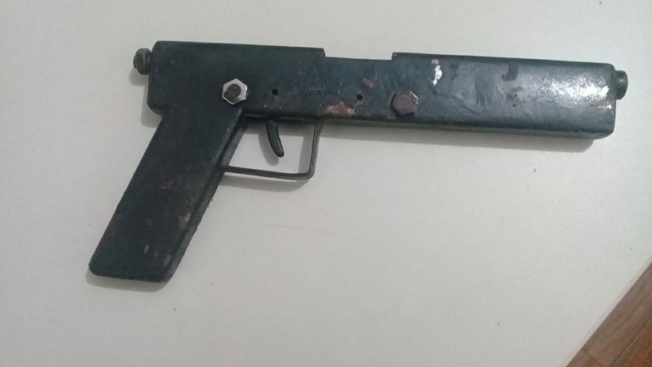Jovens são flagrados em Goianira em posse arma de fogo artesanal