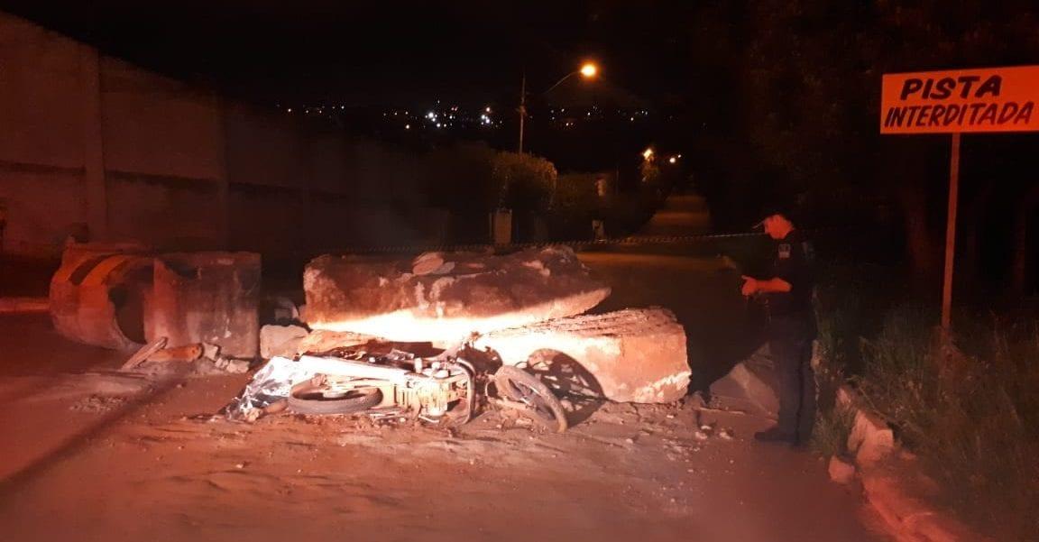 Motociclista morre ao bater em pedras que interditavam rua, em Goiânia