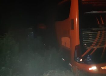 Motorista e passageiros ficam feridos após ônibus sair de pista, em Uruaçu
