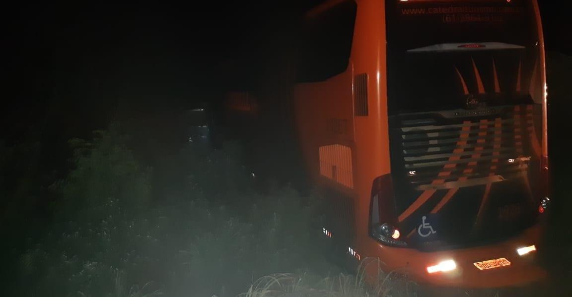 Motorista e passageiros ficam feridos após ônibus sair de pista, em Uruaçu