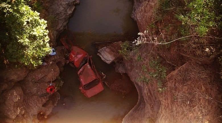 Motorista morre após carro cair de ponte de 8 metros, em Padre Bernardo