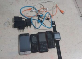 Pacote com celulares, chips e smartwatch é arremessado em presídio de Itapuranga