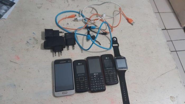 Pacote com celulares, chips e smartwatch é arremessado em presídio de Itapuranga