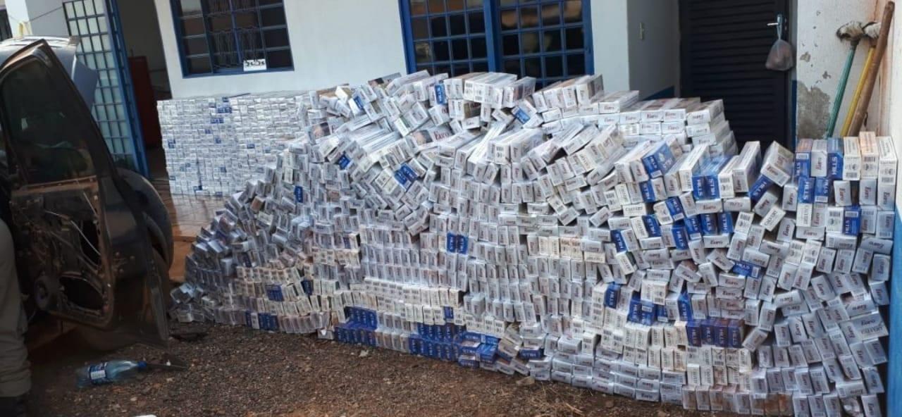 PM apreende 2 mil pacotes de cigarros contrabandeados em Joviânia