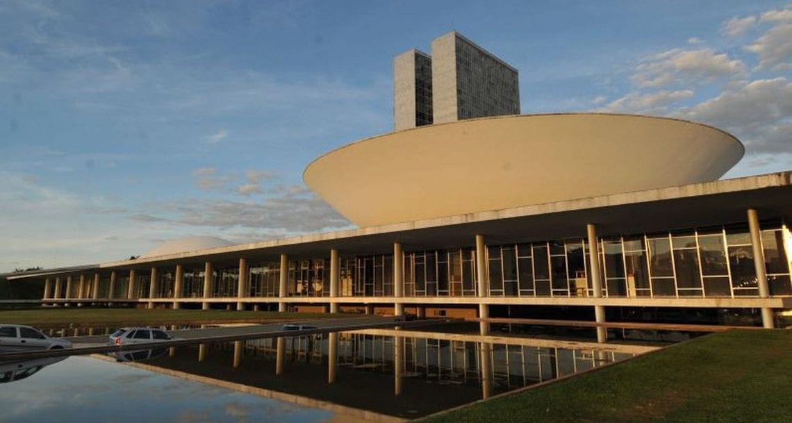 Prefeitos se mobilizam em Brasília contra extinção de municípios