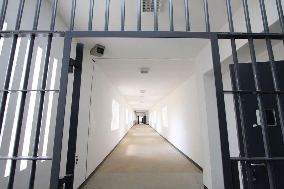 Quatro detentos fogem de unidade prisional por buraco em cela, em Paraúna