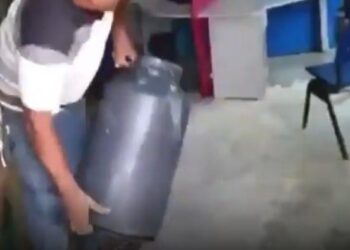 Revoltado, homem despeja leite perdido em posto da Enel, em Itapaci; Veja vídeo
