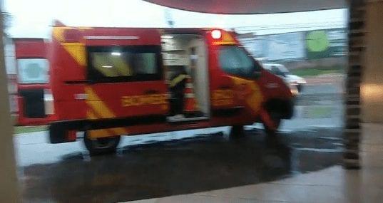 Três ficam feridos após carro capotar na BR-153, em Morrinhos