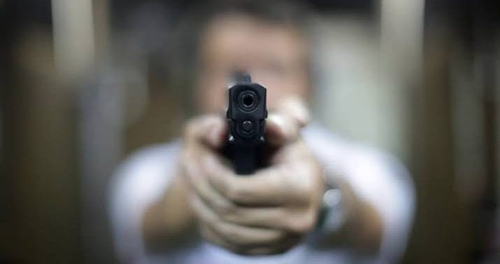 Vítima reage a assalto, toma arma e atira em criminoso, no DF
