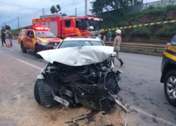 Adolescente morre ao ser arremessada de veículo em acidente na BR-153, em Goiânia