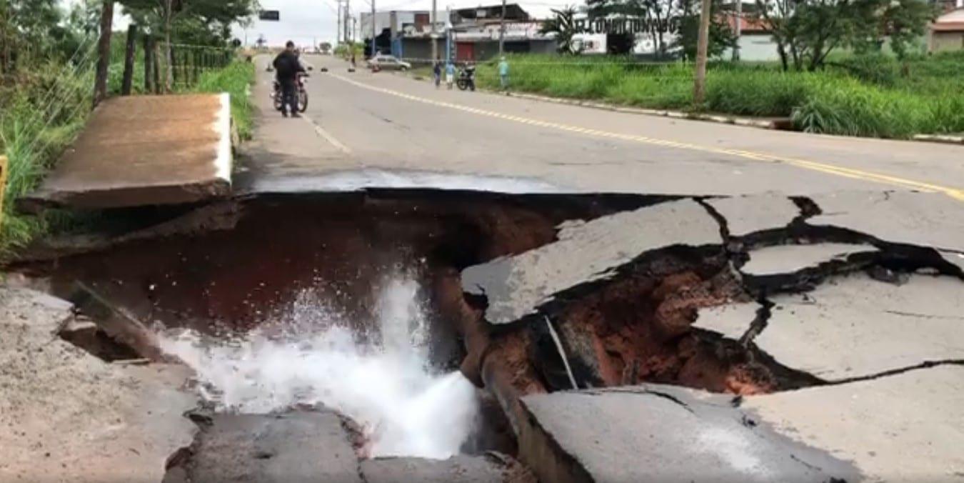 Adutora se rompe após forte chuva e bairros ficam sem água, em Goiânia