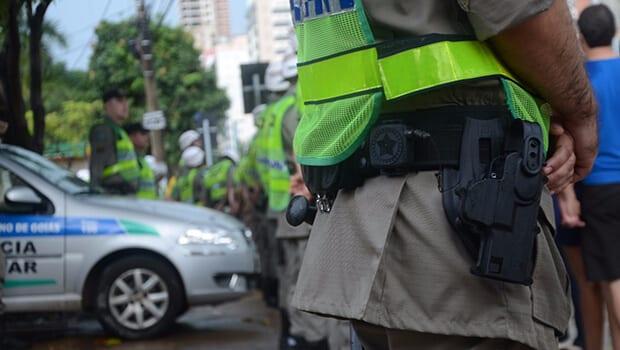 Após agredir esposa, homem tenta atacar equipe policial, em Rio Verde