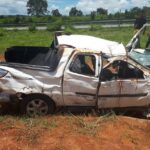 Após bater em caminhão, carro capota e passageiro morre, em Goiânia
