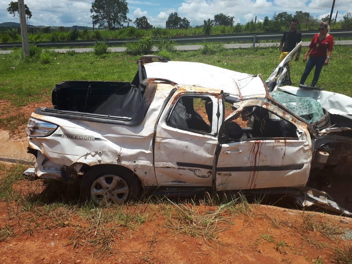 Após bater em caminhão, carro capota e passageiro morre, em Goiânia