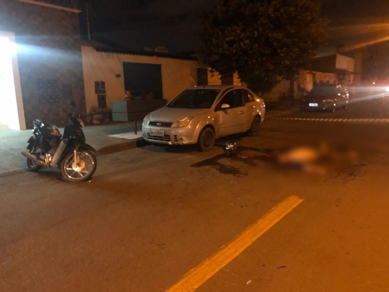 Após bater em porta de carro, motociclista cai e morre atropelado, em Goiânia