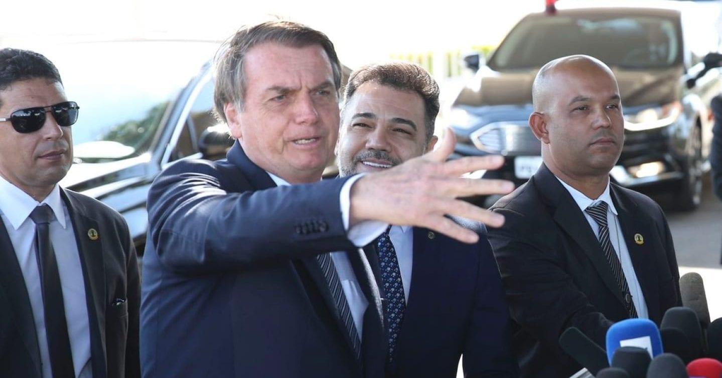Bolsonaro diz que jornalistas são 'raça em extinção' e que ler jornal 'envenena'