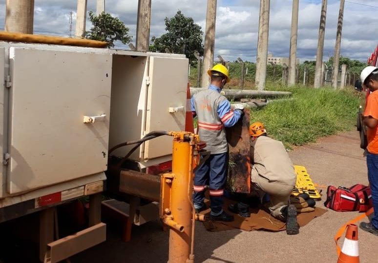 Bombeiros resgatam homem que fazia manutenção na rede elétrica, em Luziânia