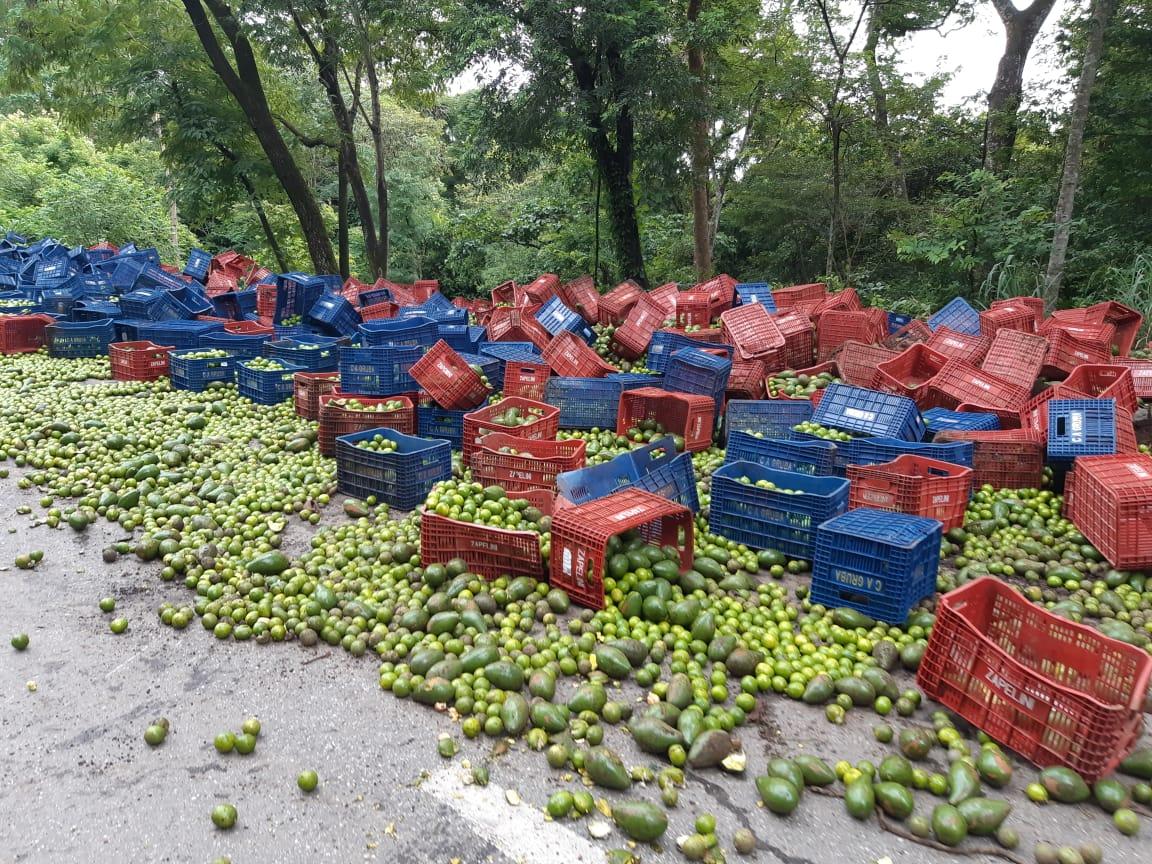 Caminhão carregado com limão tomba e interdita BR-153, em Uruaçu