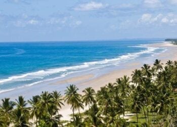 De férias, PM de Goiás salva jovem de afogamento em praia da Bahia