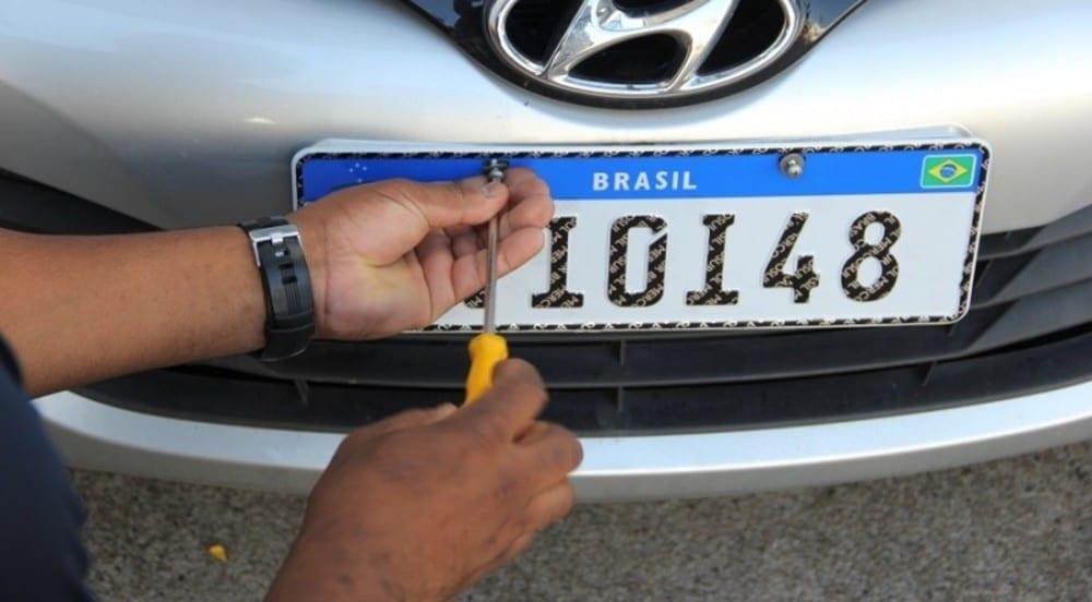 Em Goiás, novas placas custam no máximo R$ 120; veja quem deve adotar