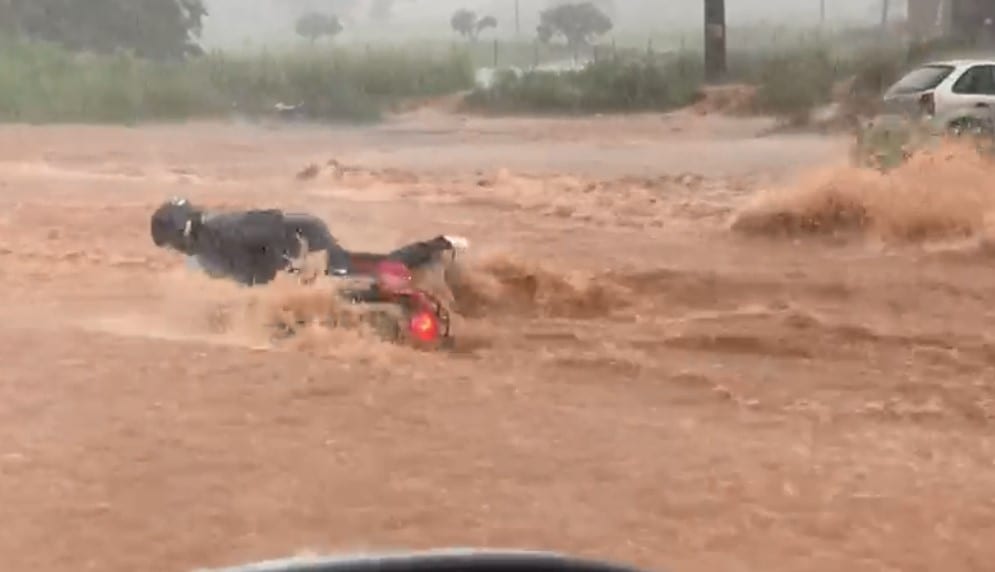 Forte chuva novamente deixa o caos em Goiânia e Região Metropolitana; vídeos