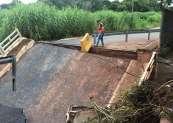 Forte chuva transborda córrego e arrasta ponte, em Goiânia